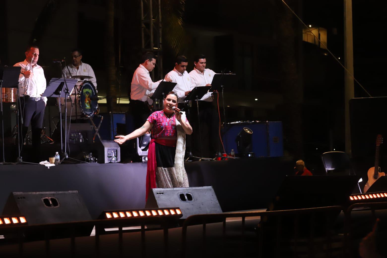 $!María Inés Ochoa abrió el repertorio con “El otro México” y “India Bonita”, dando la bienvenida al público mazatleco.