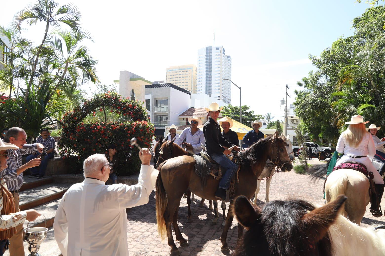 $!Charros mazatlecos realizan cabalgata a caballo par pedir a San Judas Tadeo por la paz y la hermandad