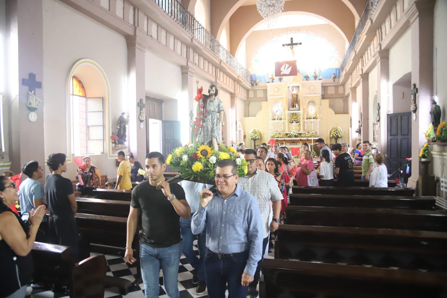 $!Bañan a San Juan en las aguas del Río Presidio; le piden lluvias