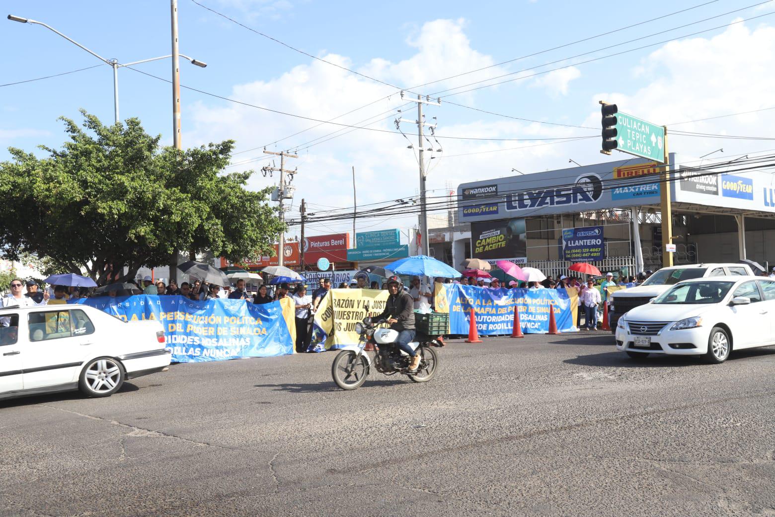 $!Manifestantes de la UAS bloquean la Ejército Mexicano en Mazatlán, pero genera caos vial en toda la zona