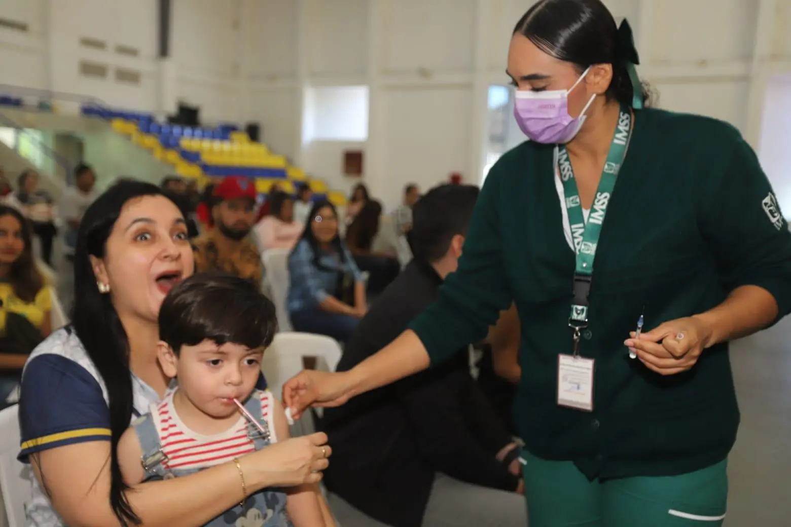 $!Con positiva respuesta, realizan Macro Jornada de vacunación contra sarampión en Polideportivo de la UAS, en Mazatlán
