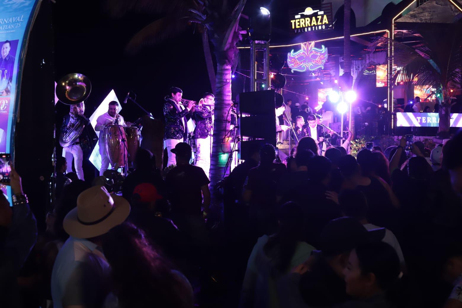 $!Tras el Combate Naval en Olas, cientos de personas continuaron la fiesta en las letras de Mazatlán