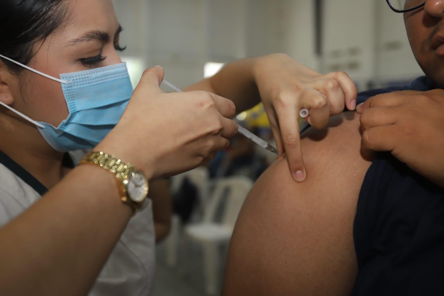 $!Con positiva respuesta, realizan Macro Jornada de vacunación contra sarampión en Polideportivo de la UAS, en Mazatlán