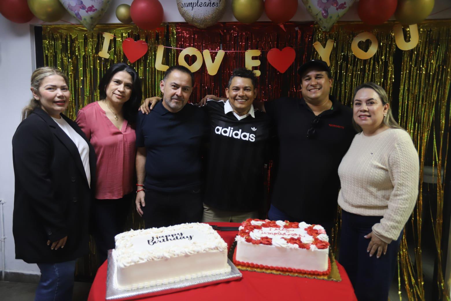 $!Elizabeth Peraza, Guillermina García y Elva Aguirre con los cumpleañeros.