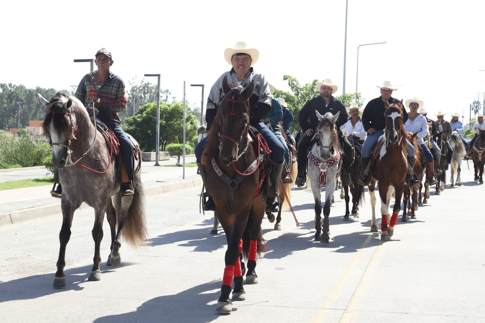 $!Charros mazatlecos realizan cabalgata a caballo par pedir a San Judas Tadeo por la paz y la hermandad