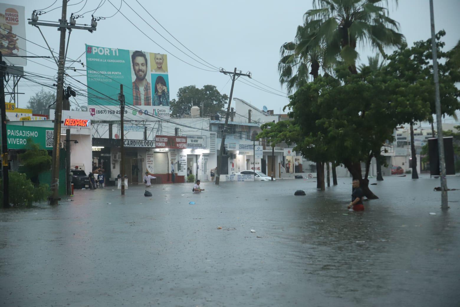 $!Quedan bajo el agua y basura en la Insurgentes cada que llueve