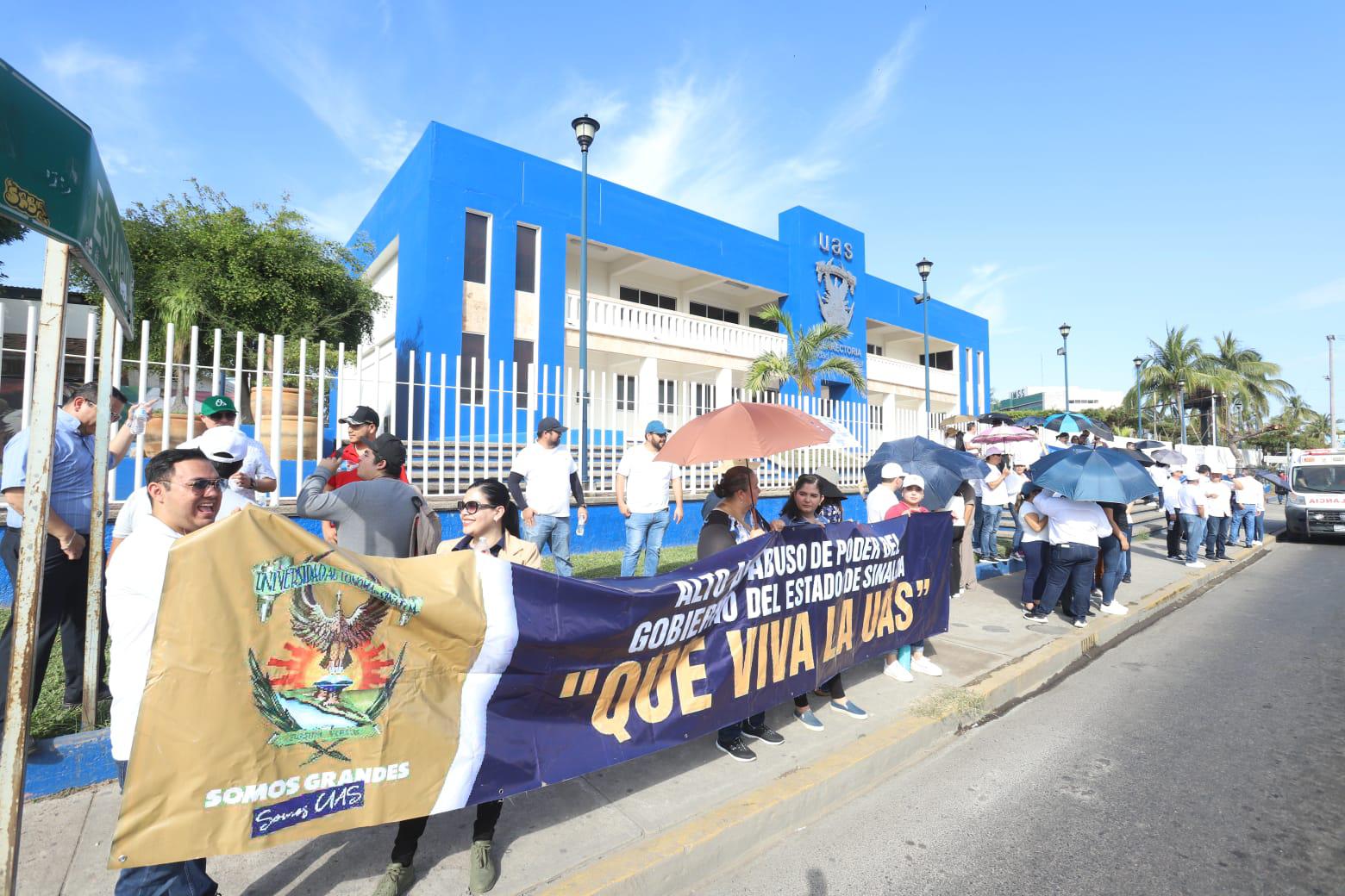 $!Manifestantes de la UAS bloquean la Ejército Mexicano en Mazatlán, pero genera caos vial en toda la zona