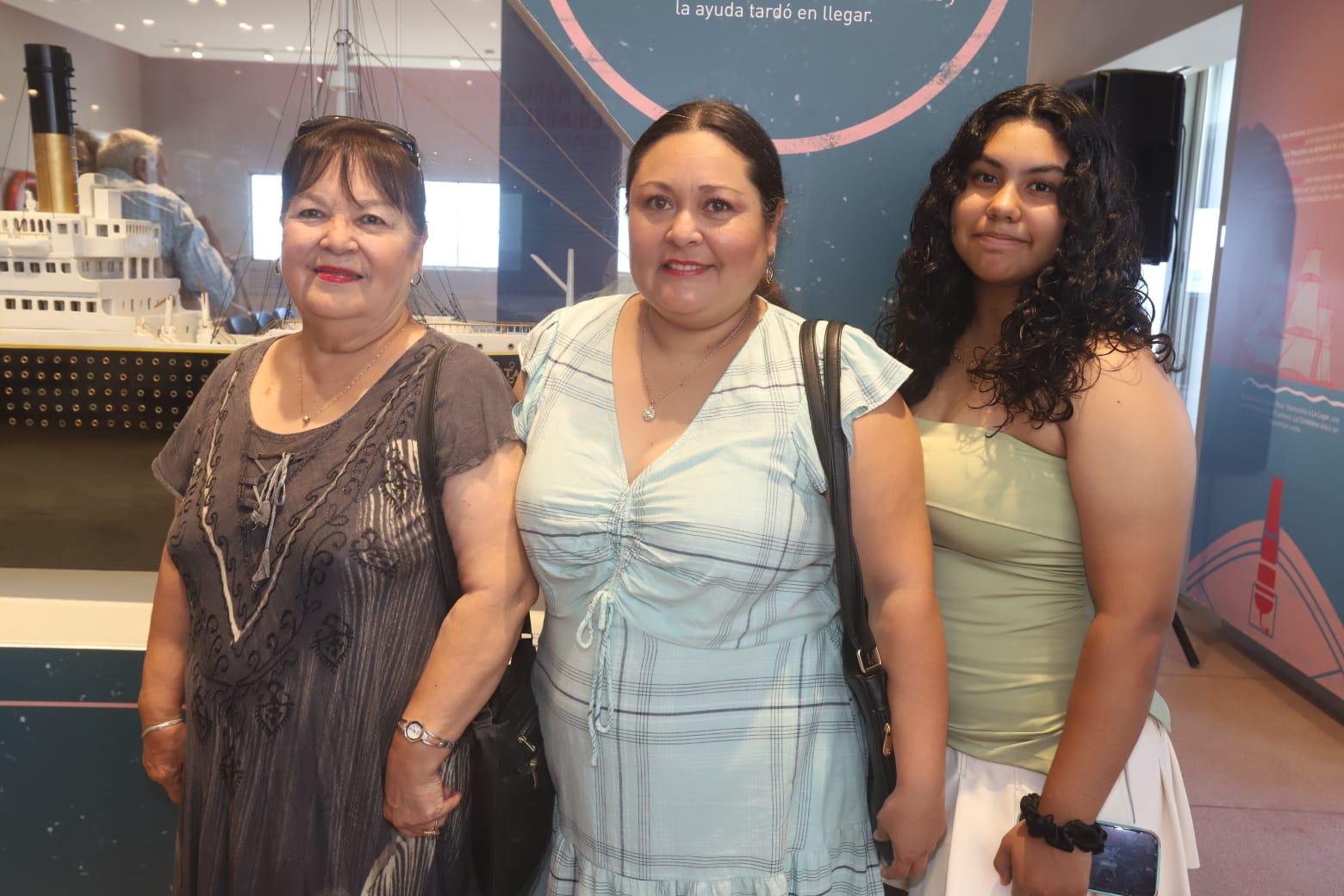$!Alejandrina Yejun de Hernández, Laura Hernández y Ruth Ramírez.