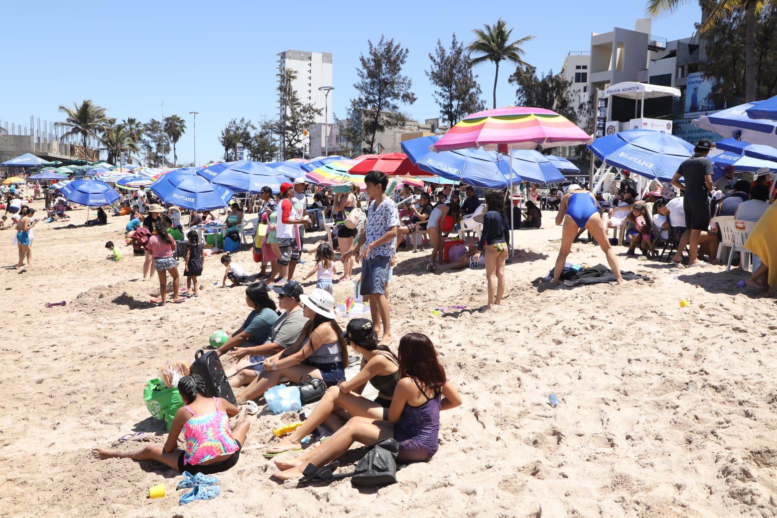 $!Vibra Mazatlán con miles de visitantes en playas y atractivos turísticos