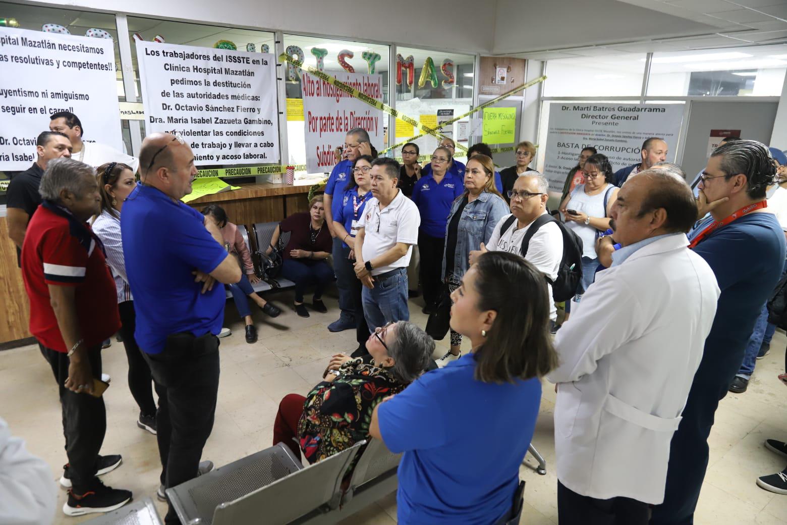 $!Realizan trabajadores de Clínica Hospital del Issste de Mazatlán manifestación para exigir destitución de director y subdirectora