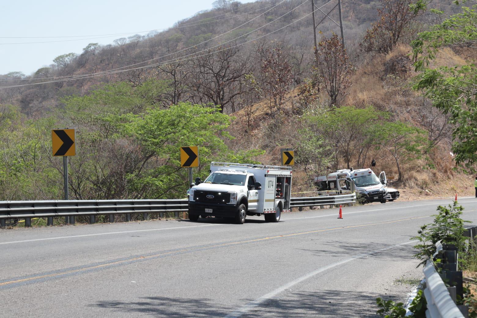 $!Tráiler cisterna vuelca y se incendia en la Autopista Durango-Mazatlán; el conductor murió carbonizado