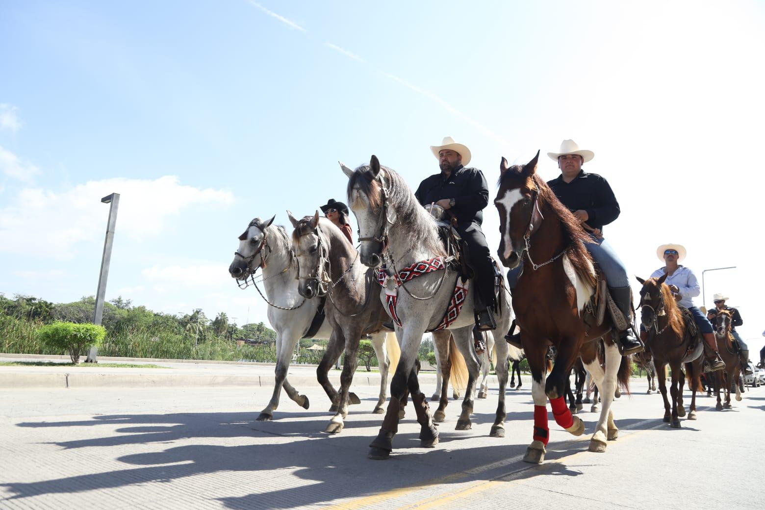 $!Charros mazatlecos realizan cabalgata a caballo par pedir a San Judas Tadeo por la paz y la hermandad