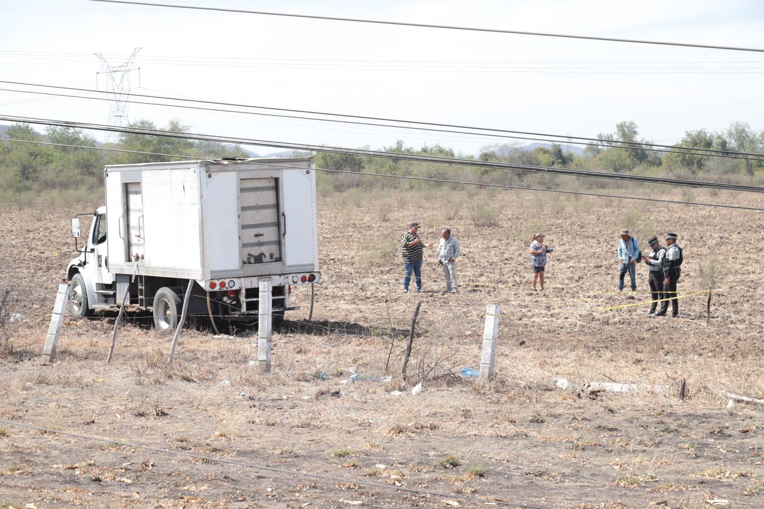 $!Por un probable paro cardiaco, conductor de Torton muere al volante