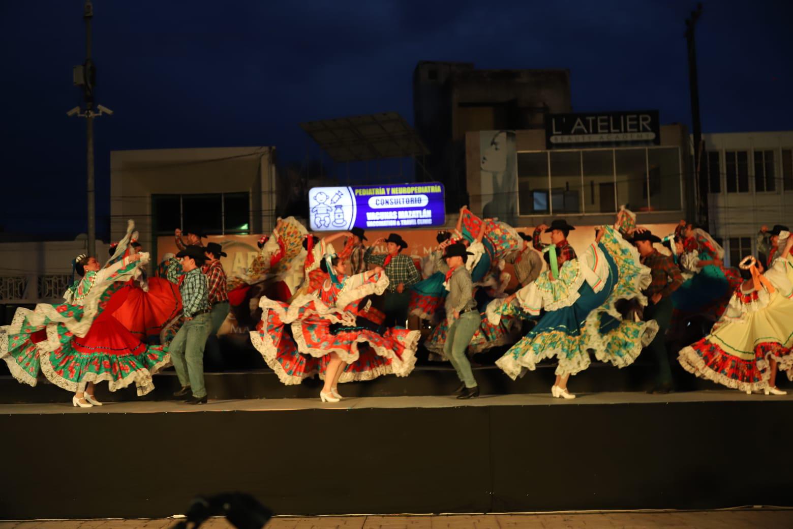 $!El Ballet Folclórico del Instituto de Cultura, dirigido por Javier Arcadia, abrió la velada con una gala artística que resaltó las tradiciones del puerto.