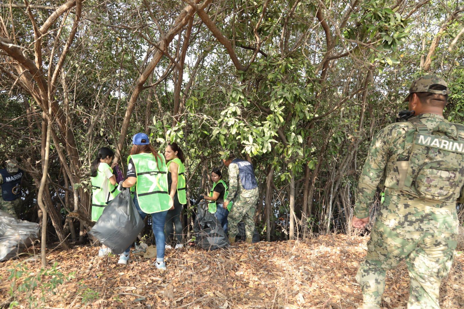 $!Recogen 620 kilos de basura en jornada de limpieza del Estero del Infiernillo, en Mazatlán