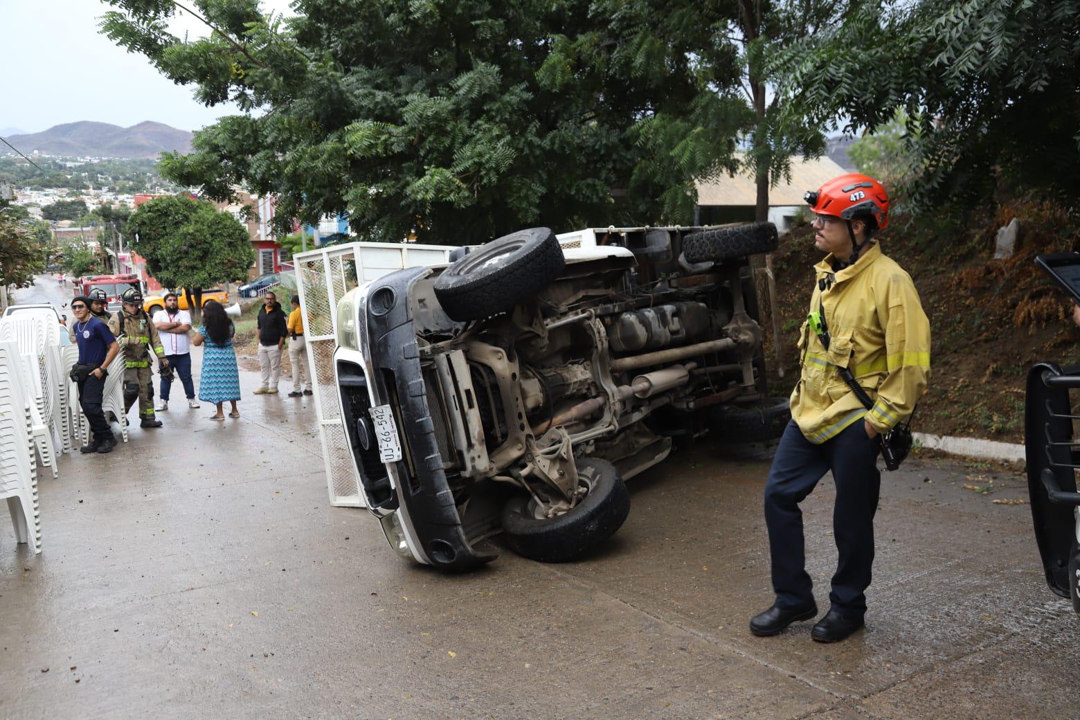 $!Vuelca camioneta de renta de mobiliario en Lomas del Ébano, en Mazatlán