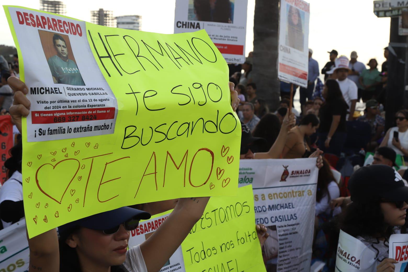 $!Se integran personas buscadoras al desfile del Carnaval de Mazatlán
