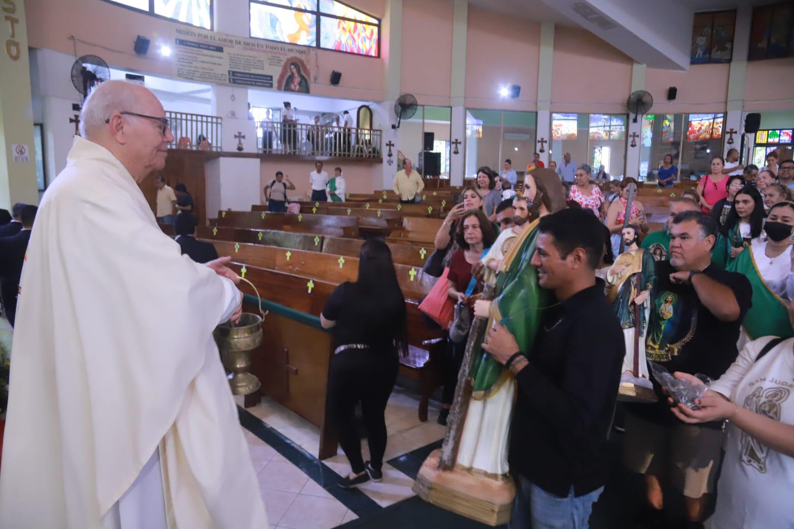 $!Cantan ‘Las Mañanitas’ en Mazatlán a San Judas Tadeo, en su día y en su templo