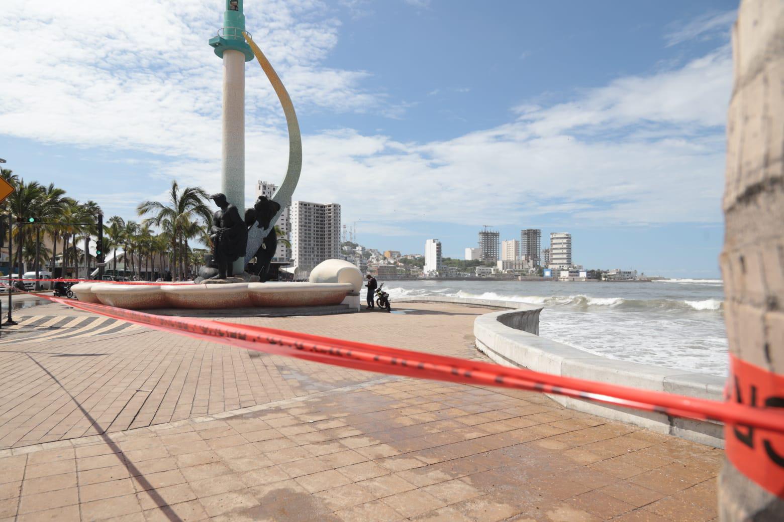 $!Marejadas ocasiona destrozos en palapas y mobiliario en playa de Mazatlán