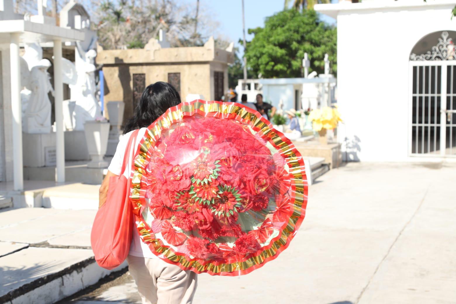 $!Miles de mazatlecos visitan panteones en Día de Muertos bajo fuerte operativo de seguridad