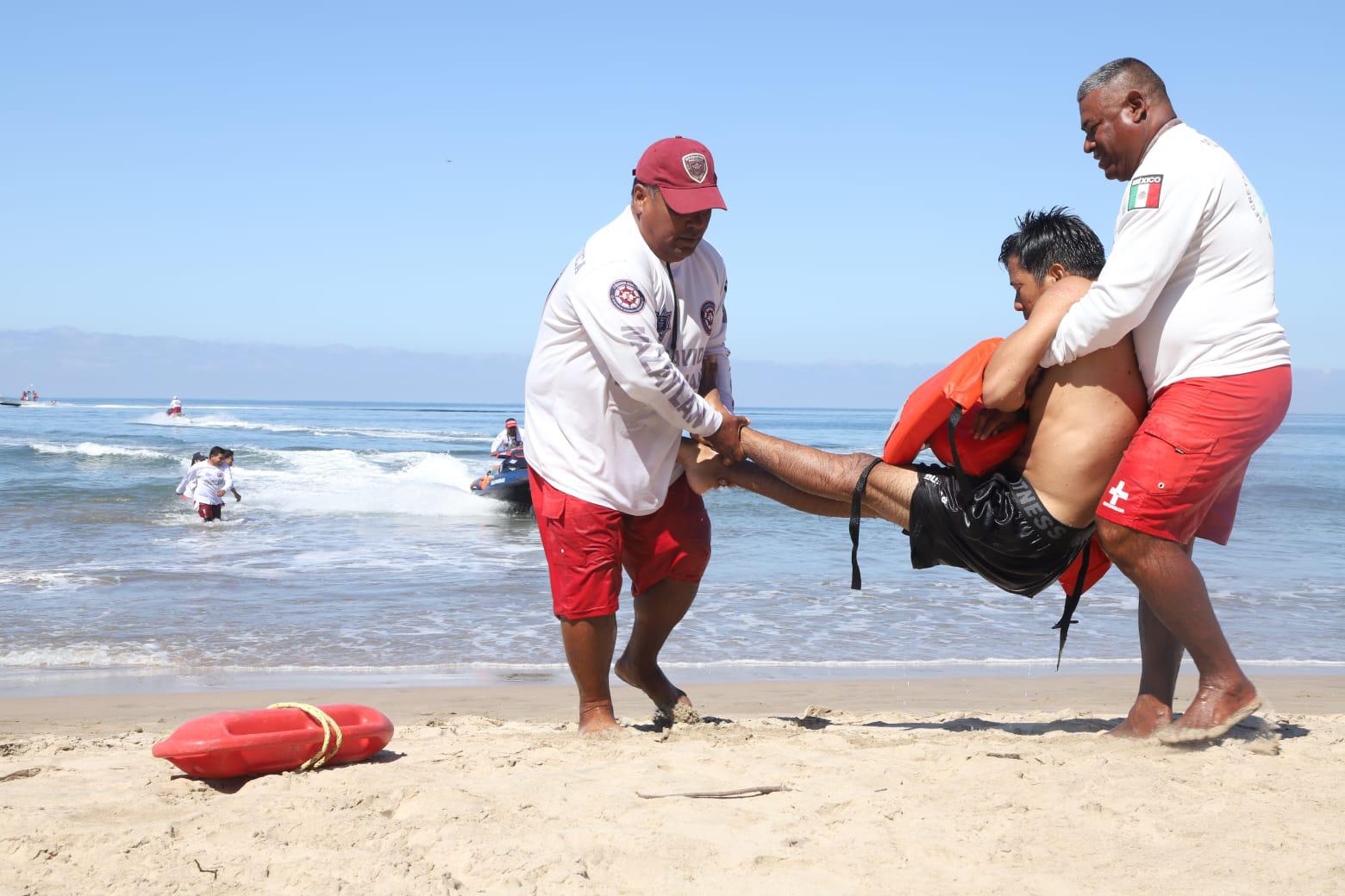 $!Simulan rescate por hundimiento de embarcación en Mazatlán