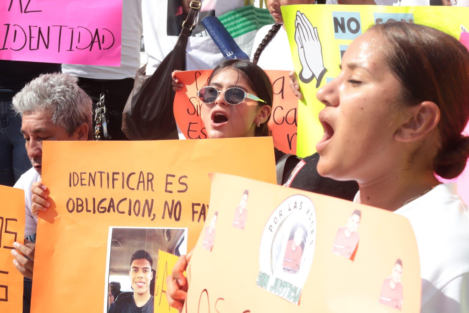 $!Familias colocan azulejos y fichas de búsqueda en la Fiscalía por los desaparecidos en Mazatlán