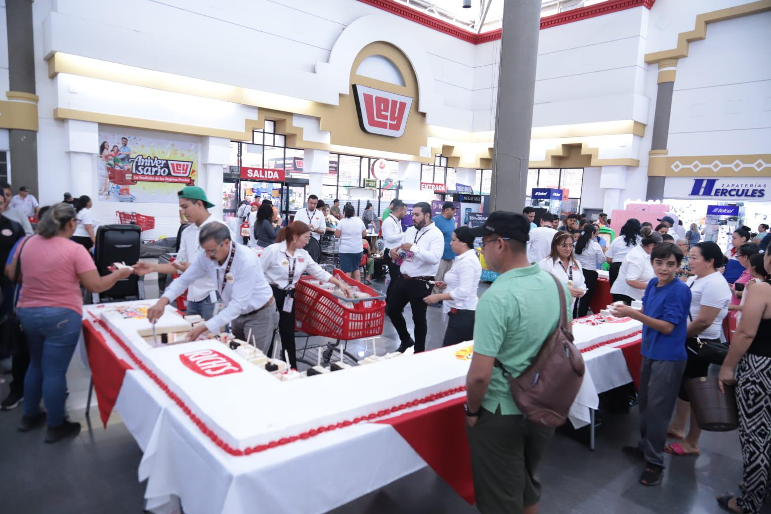 $!Casa Ley celebra su aniversario número 71 compartiendo pastel con la comunidad en Mazatlán