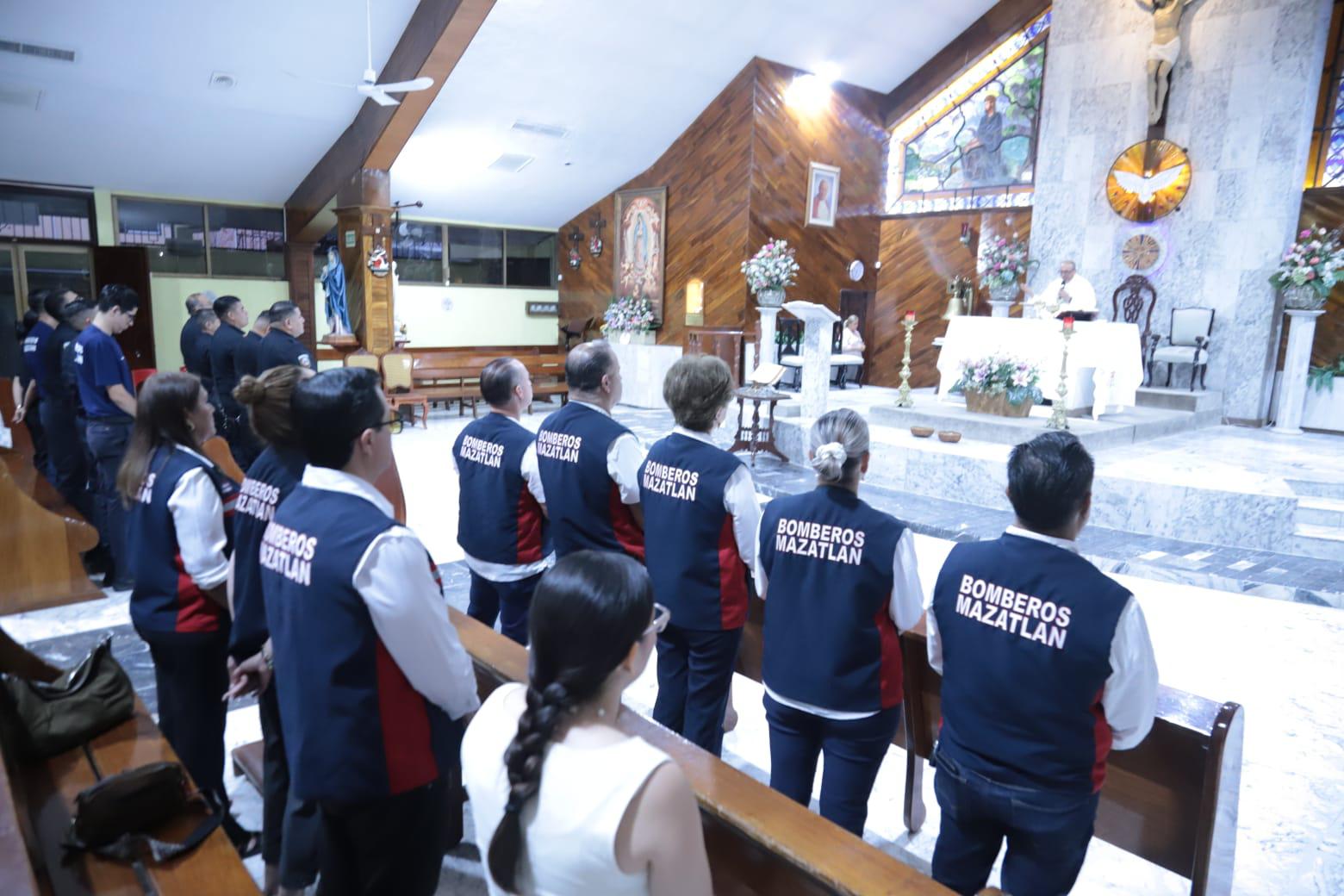 $!Celebra Bomberos Mazatlán su día con desfile y misa de acción de gracias