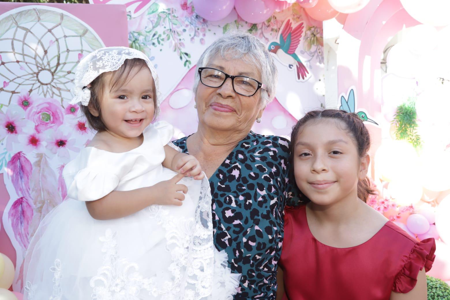 $!Zoé y Helena Sofía con su abuelita Simona Crespo.