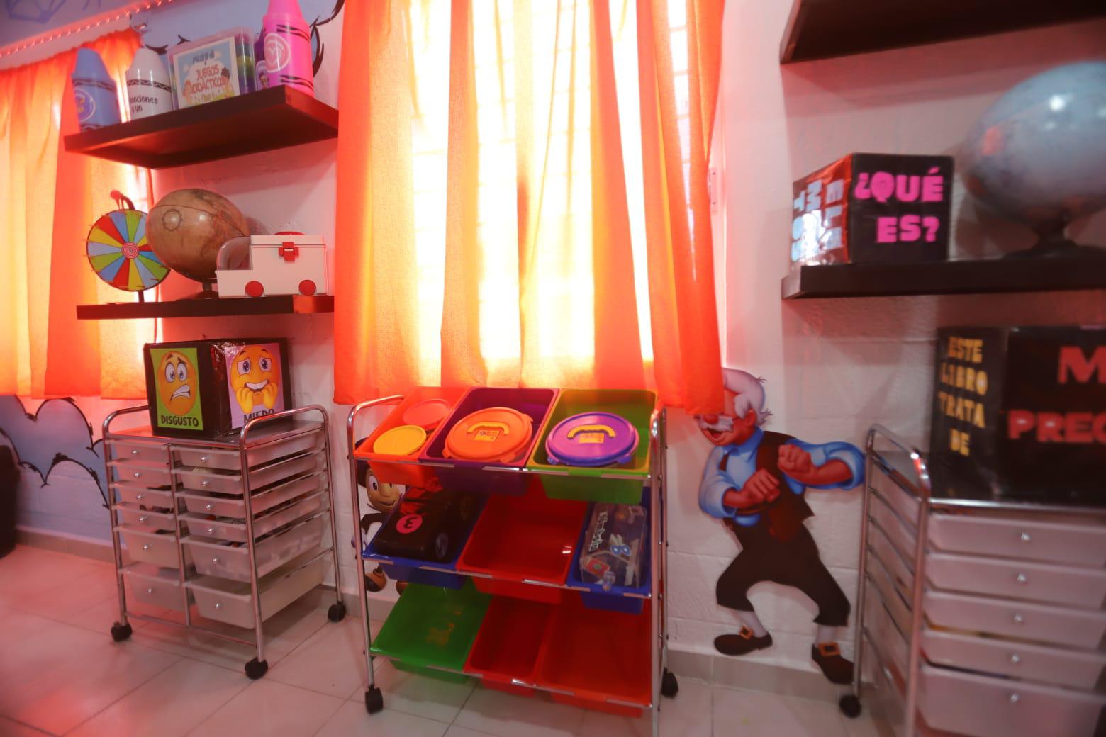 $!Entre colores, libros y sueños, el profesor Joel dará la bienvenida a clases a sus alumnos