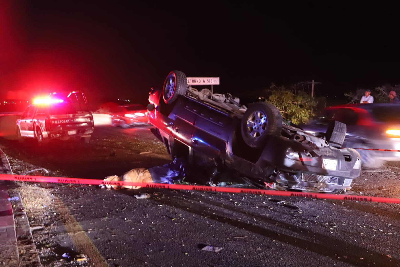 $!Volcadura en Villa Unión deja una mujer muerta y 3 niños lesionados