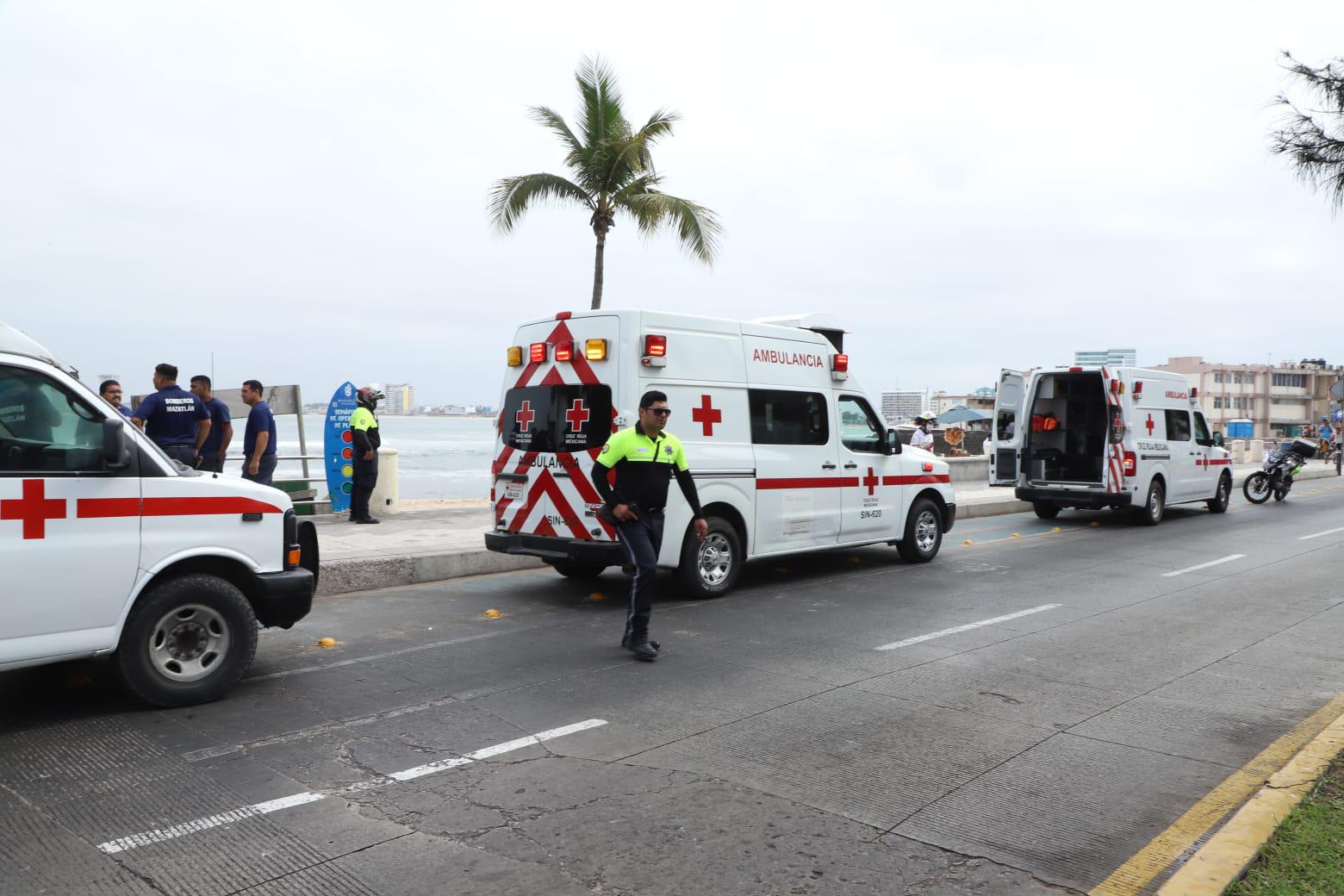 $!Mar de fondo provoca volcadura de lancha con alumnos de la Náutica en Mazatlán