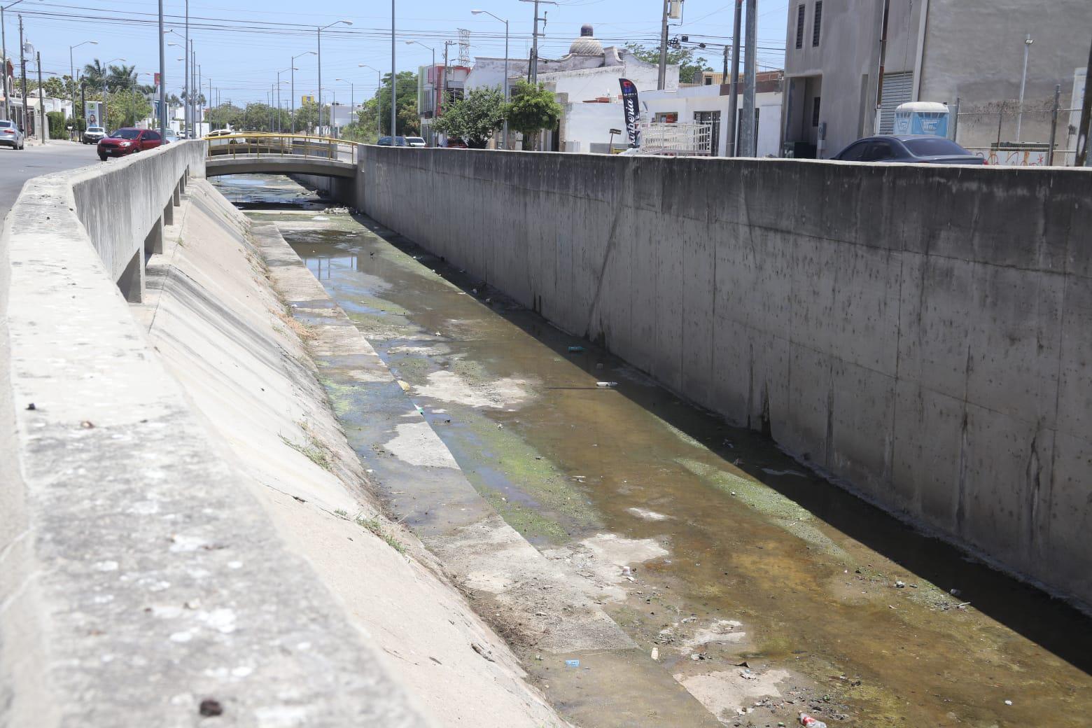 $!Canales pluviales de Mazatlán se han convertido en vertederos de desechos