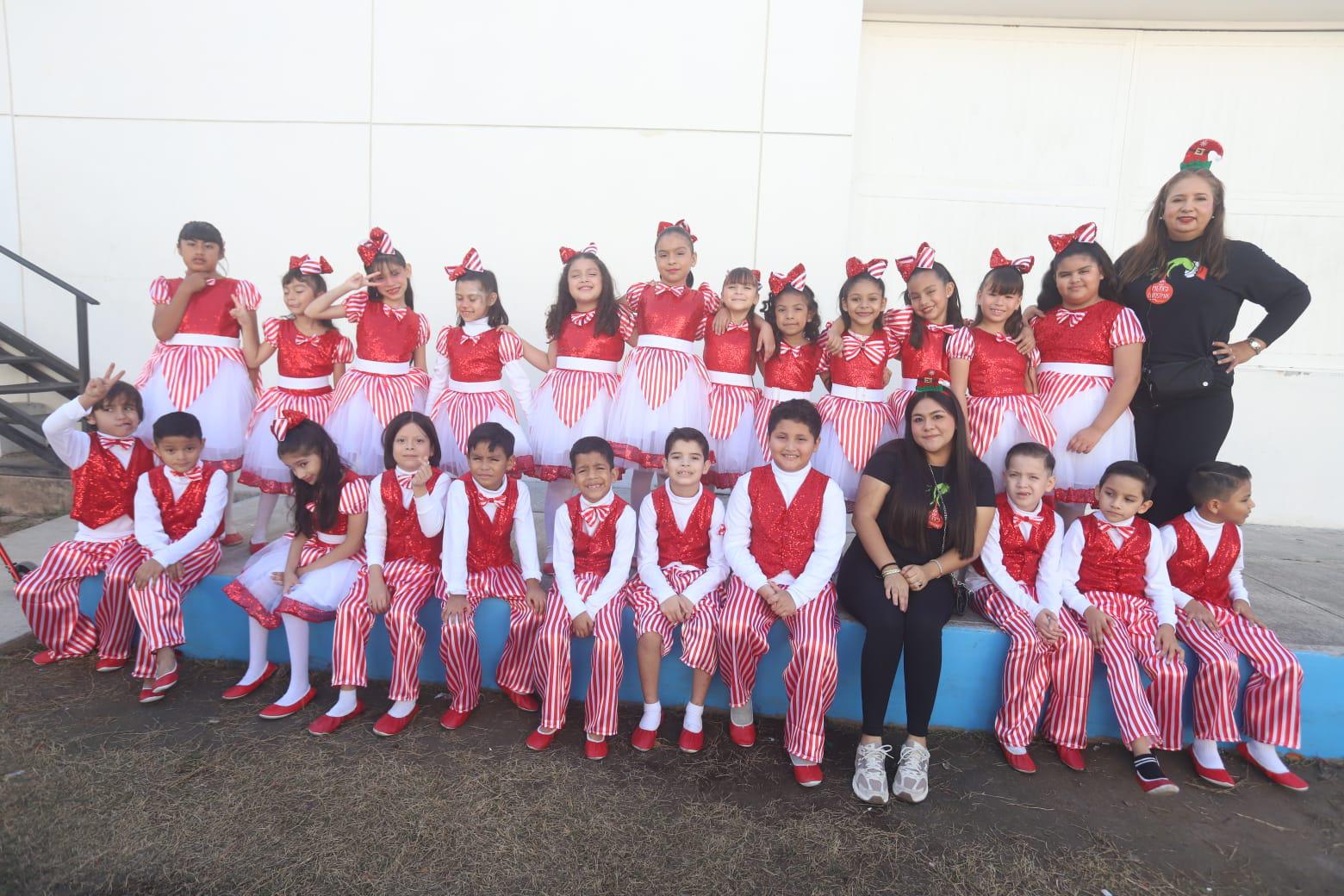 $!Los niños de Segundo Grado junto a las profesoras Aolanis López y Karla Muñoz.