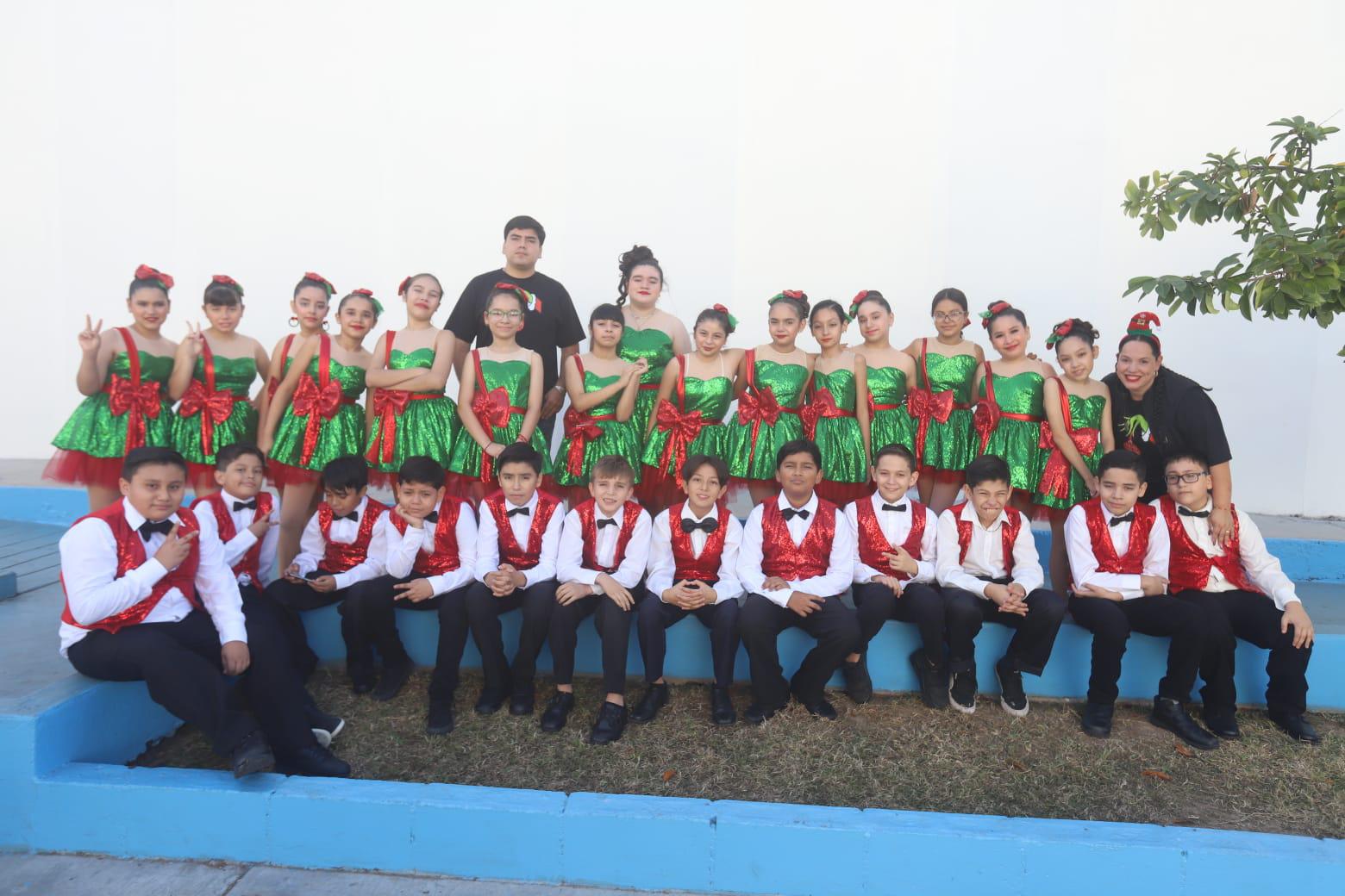 $!Los chicos de Sexto Grado junto a los profesores Ignacio Larrañaga y Vanessa Morales.