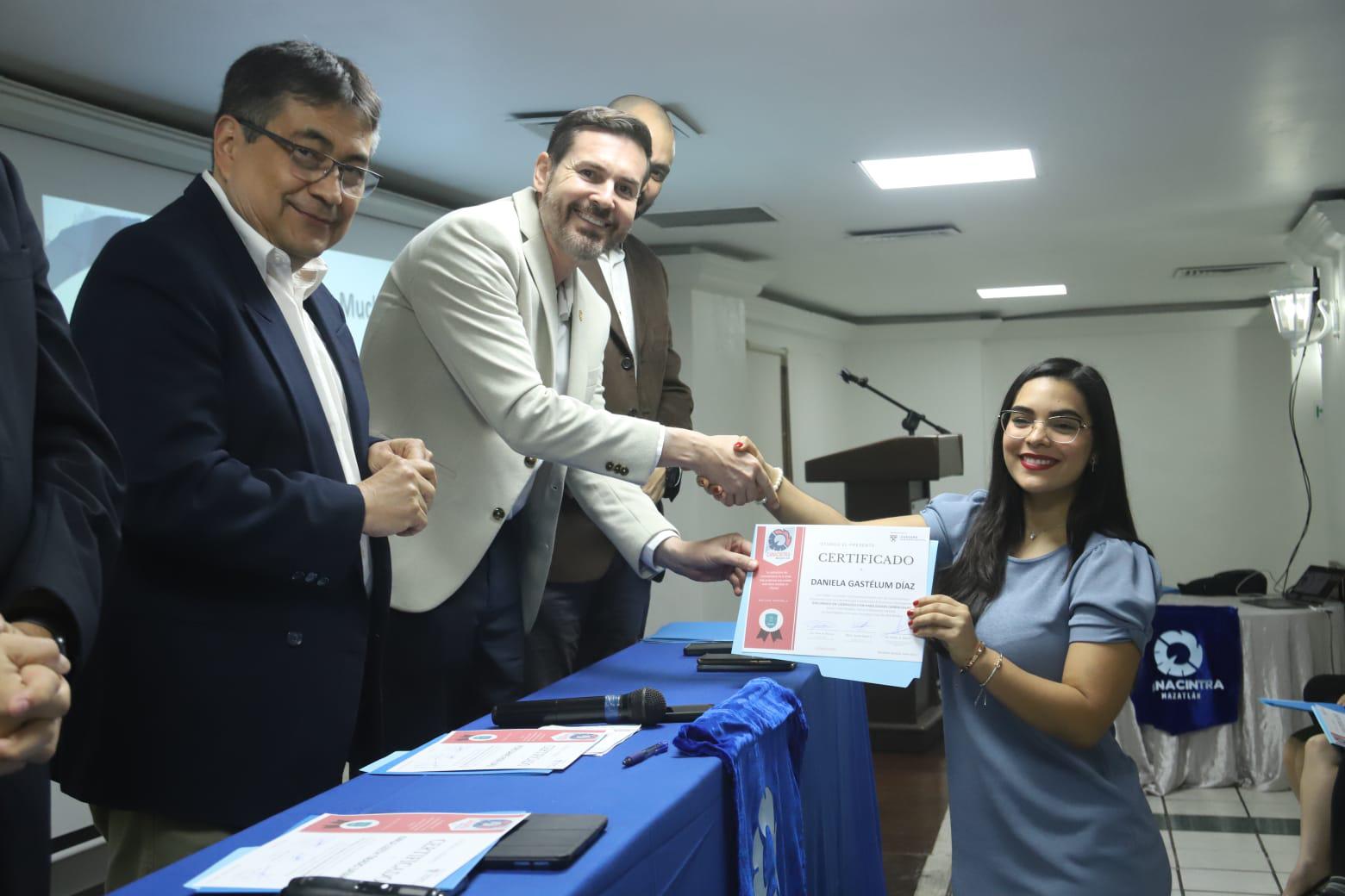 $!Daniela gastélum Díaz recibe su diploma.