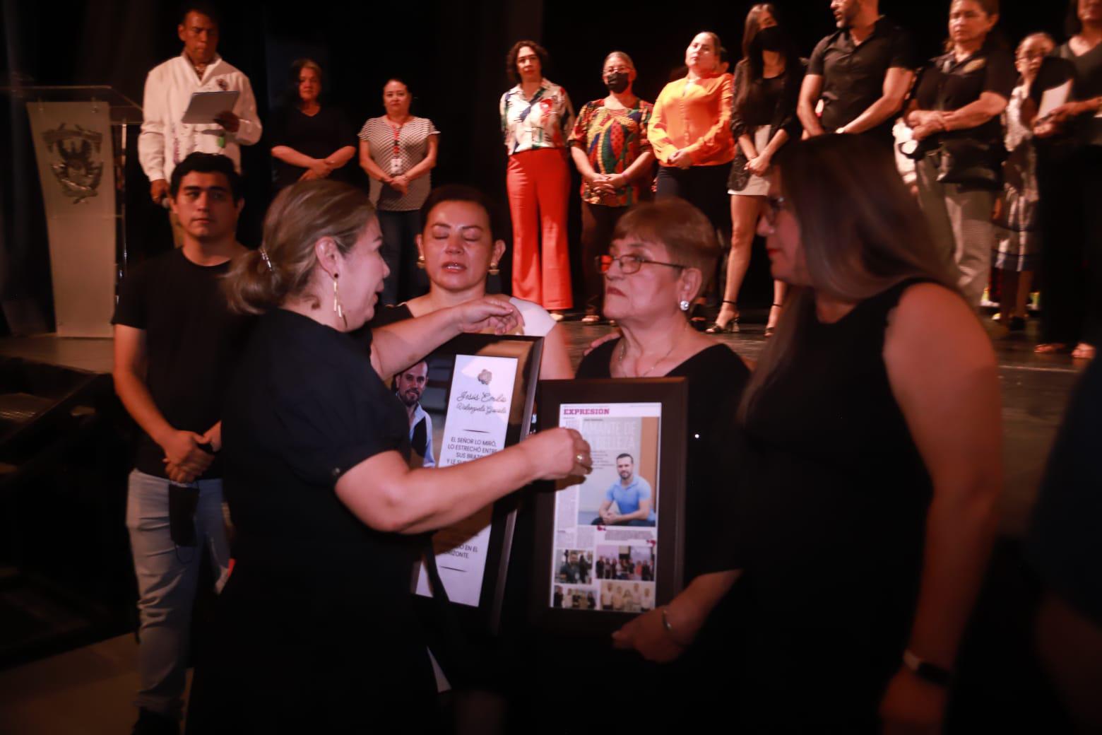 $!Elizabeth Peraza hace entrega de los reconocimientos a la familia de Jesús Emilio Valenzuela.