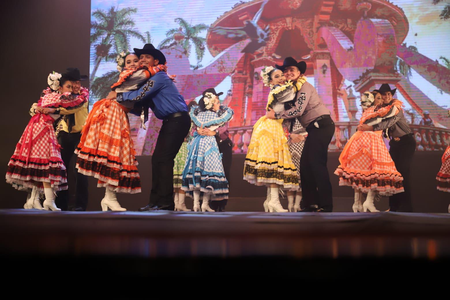 $!Más de 50 bailarines en escena dieron vida a las tradiciones del Golfo de México con coloridos vestuarios y precisas coreografías.