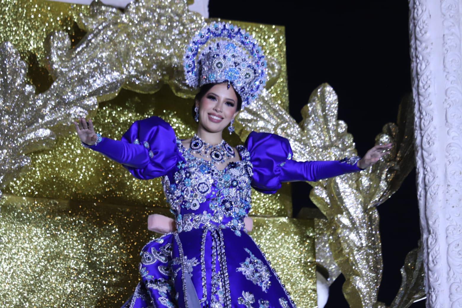 $!Siu Ling Cotero Chío, Reina de los Juegos Florales 2024, saludo a todos los asistentes al desfile.