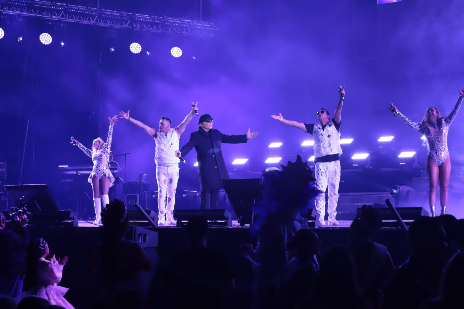 $!El 90’s Pop Tour enciende el Carnaval de Mazatlán 2025 en la coronación de Brayan I