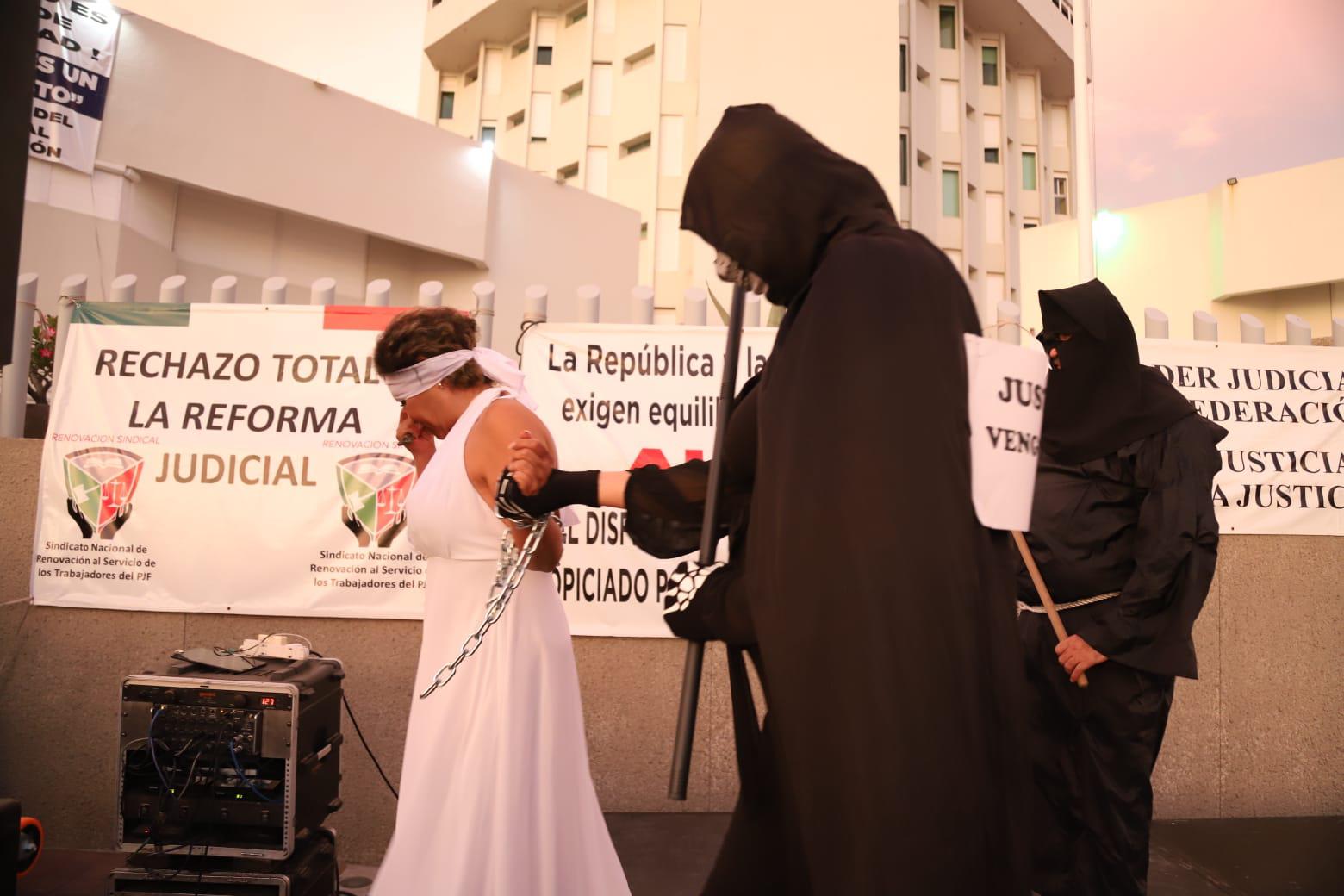 $!Marchan en Mazatlán por la defensa de la autonomía del Poder Judicial
