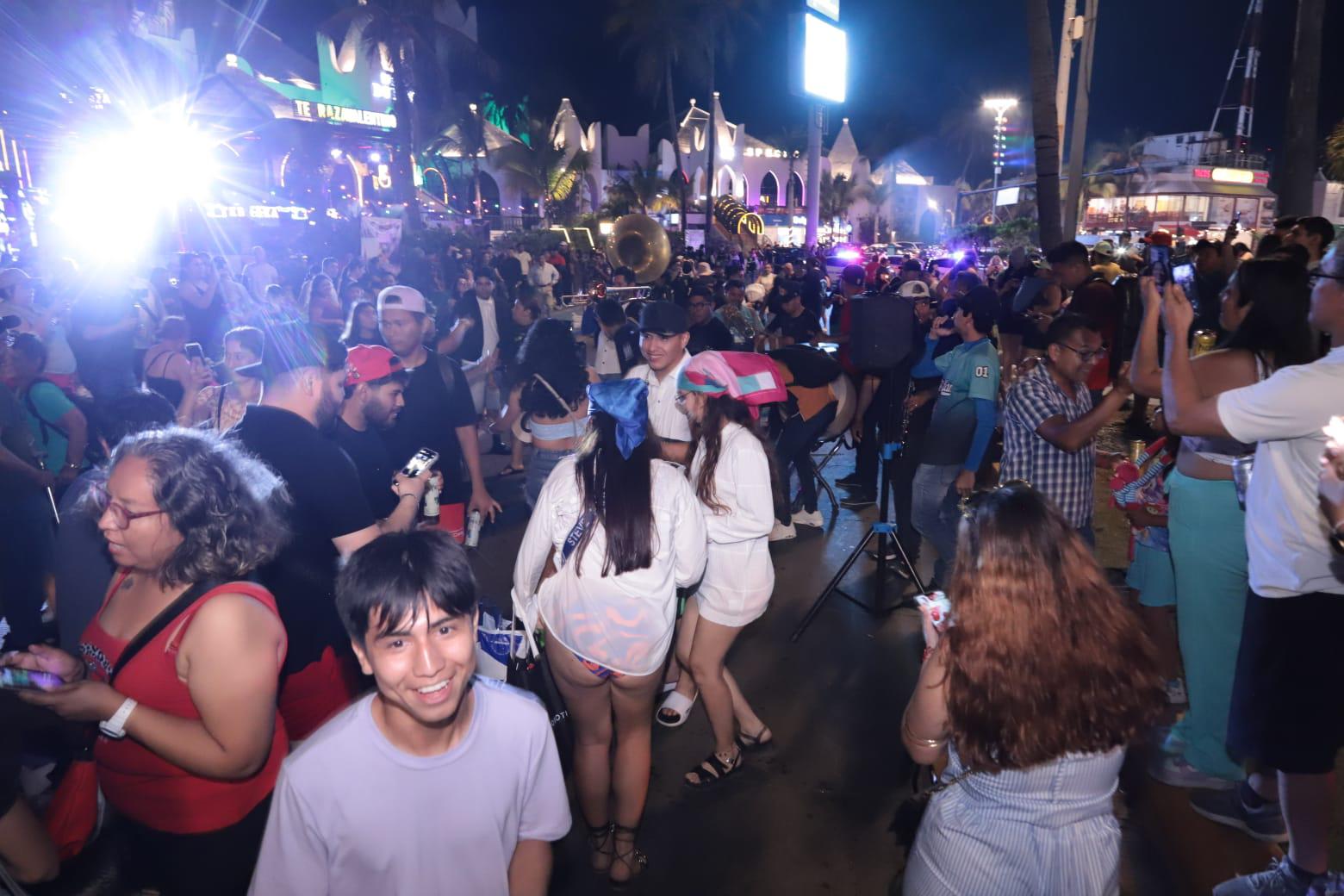 $!El malecón de Mazatlán se convierte en carnaval la noche del Viernes Santo