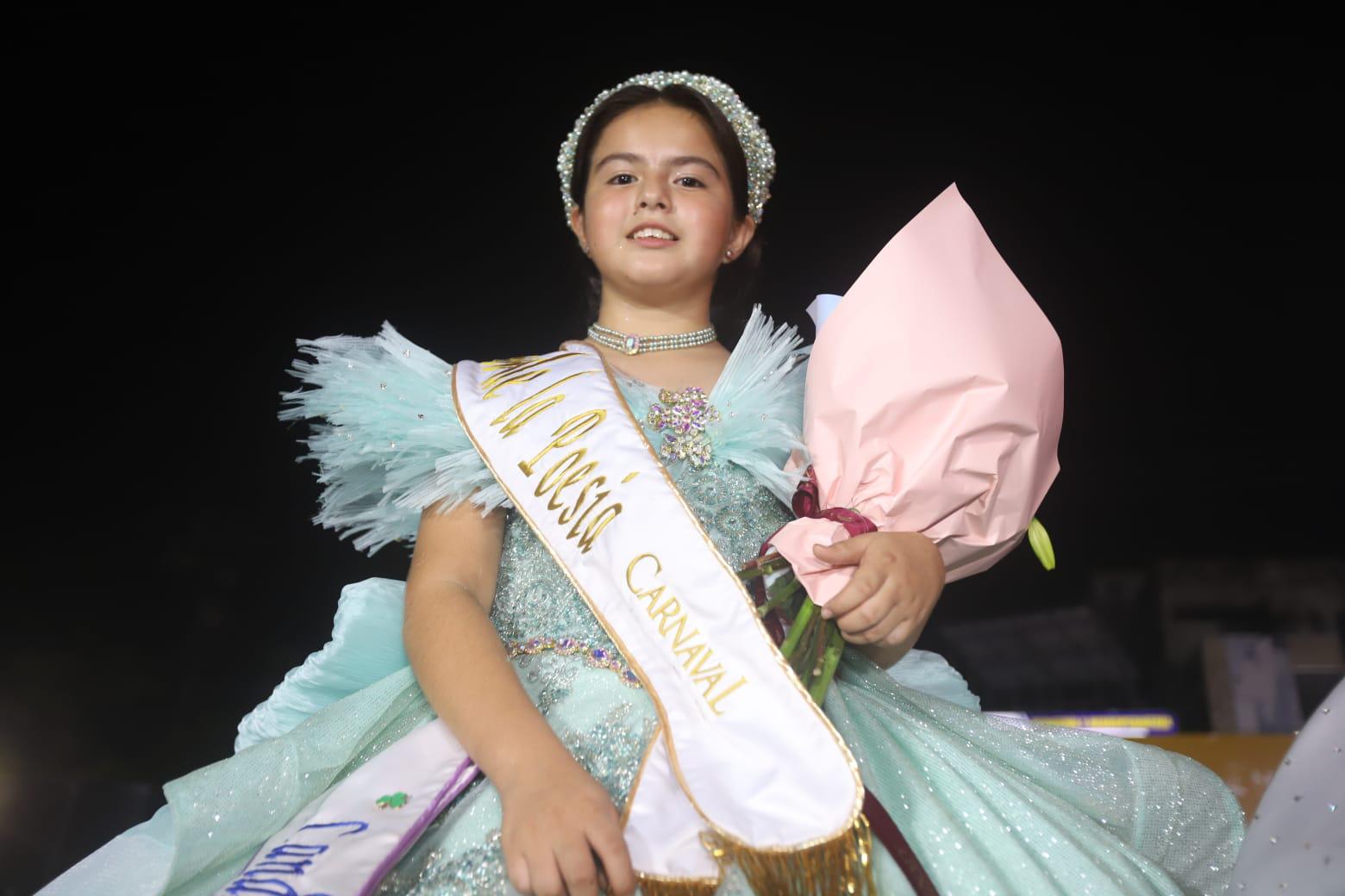 $!Noelia Vega, Reina de la Poesía del Carnaval Internacional de Mazatlán 2026, celebra su coronación con una sonrisa llena de entusiasmo.