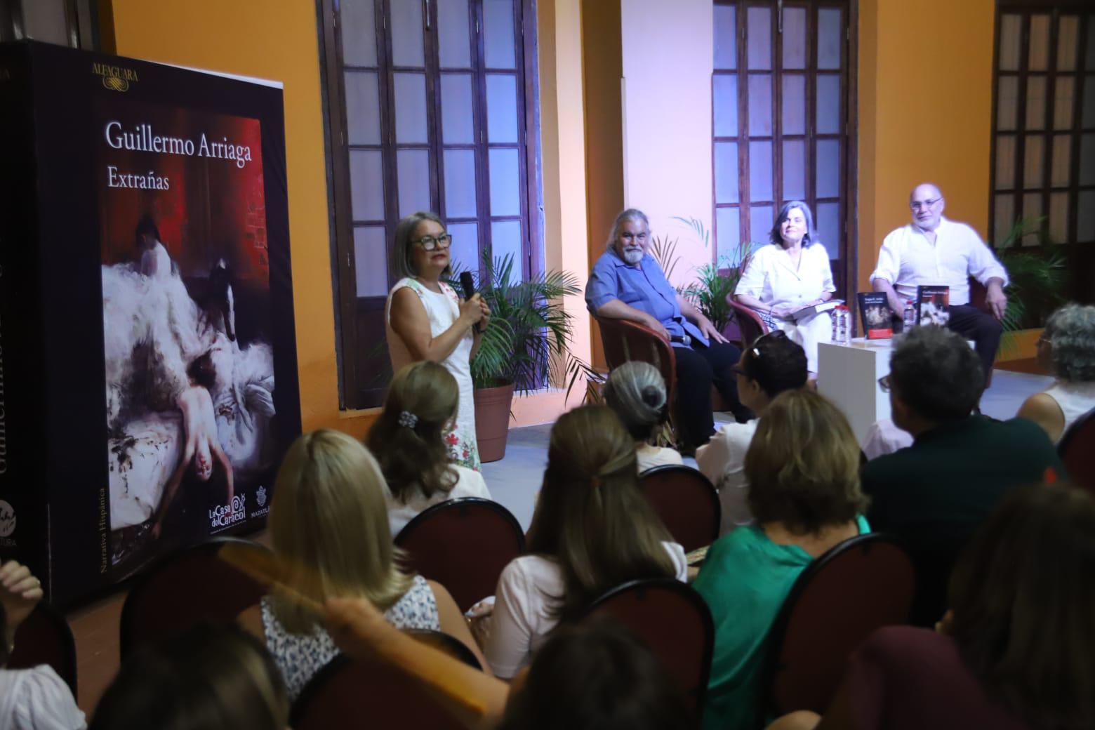 $!Laura Medina, directora de la librería La Casa del Caracol, organizadora del evento con el Instituto de Cultura de Mazatlán, dio la bienvenida.