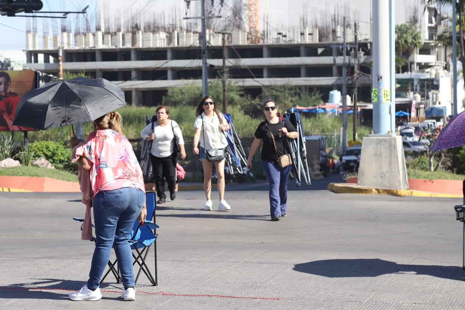 $!Van ya 400 sillas de renta decomisadas en el malecón de Mazatlán por Oficialía Mayor
