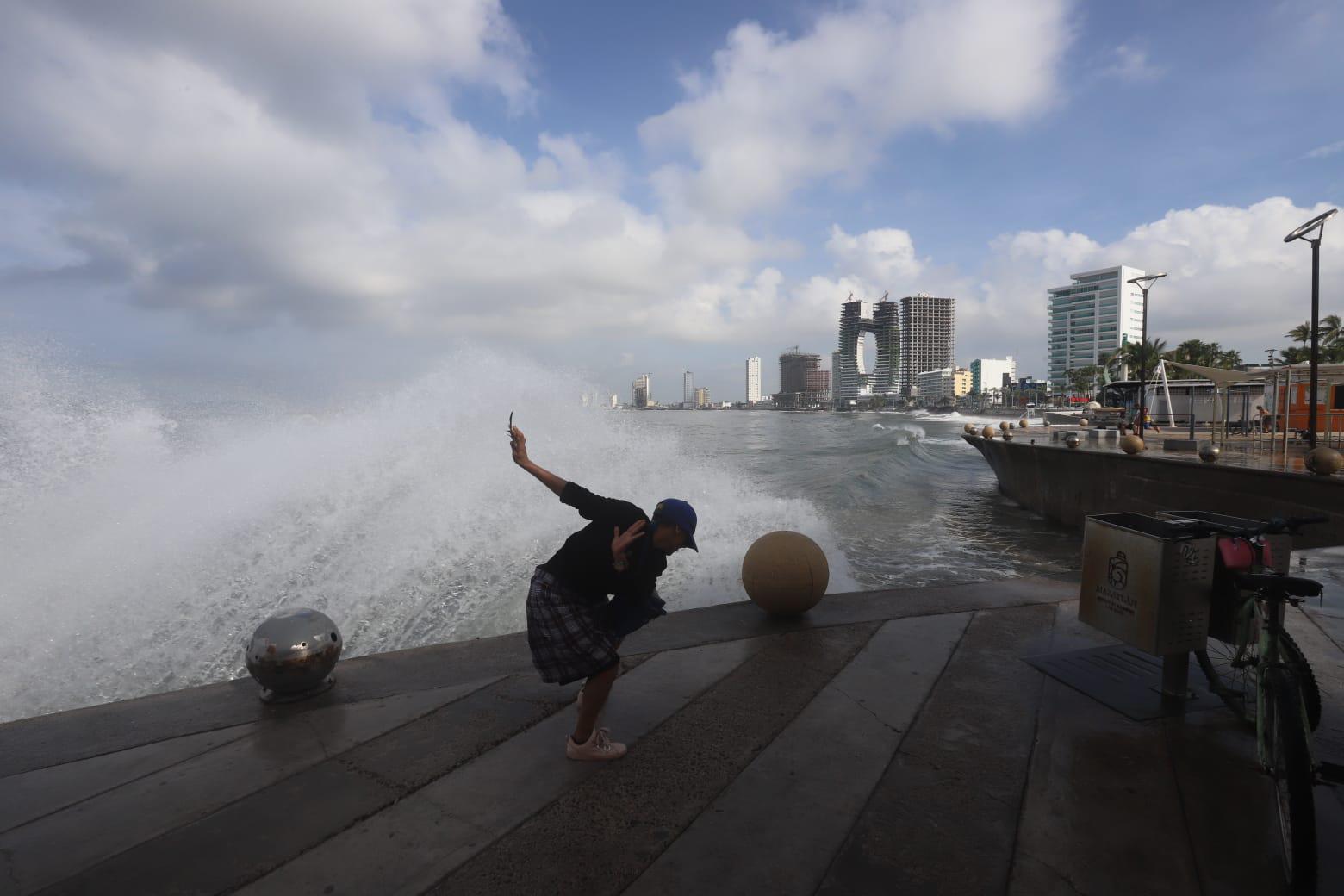 $!Registran playas de Mazatlán fuerte oleaje y obliga a resguardar pangas y mobiliario