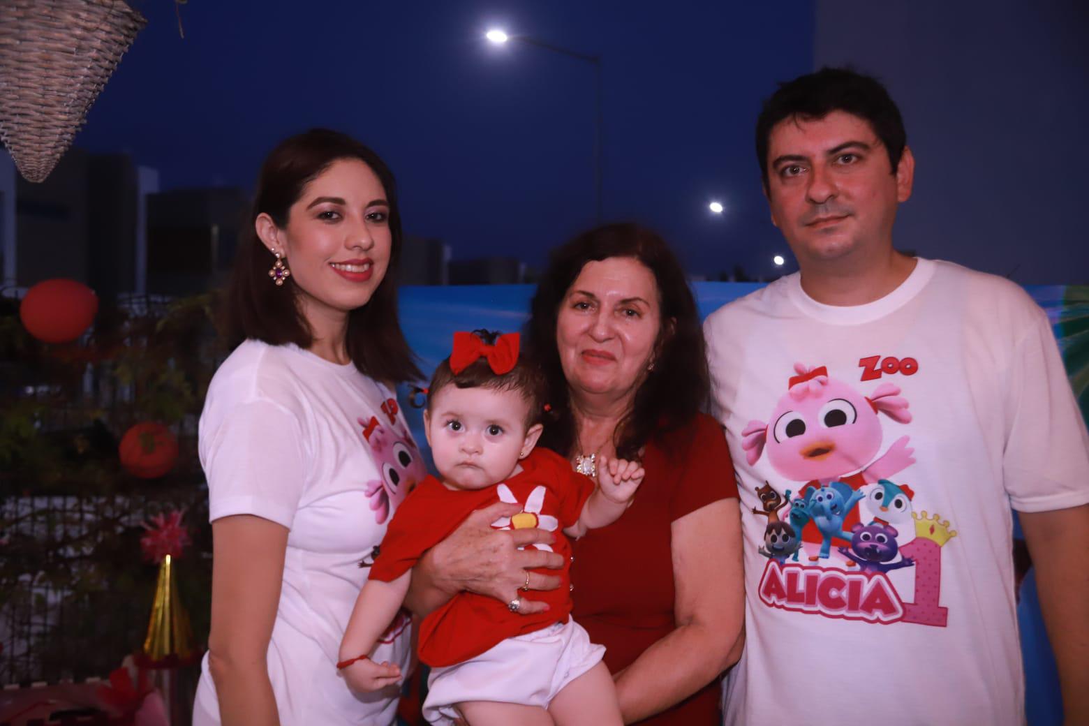 $!La pequeña Alicia y sus papás junto a Martha Alicia de los Ríos, abuelita paterna.