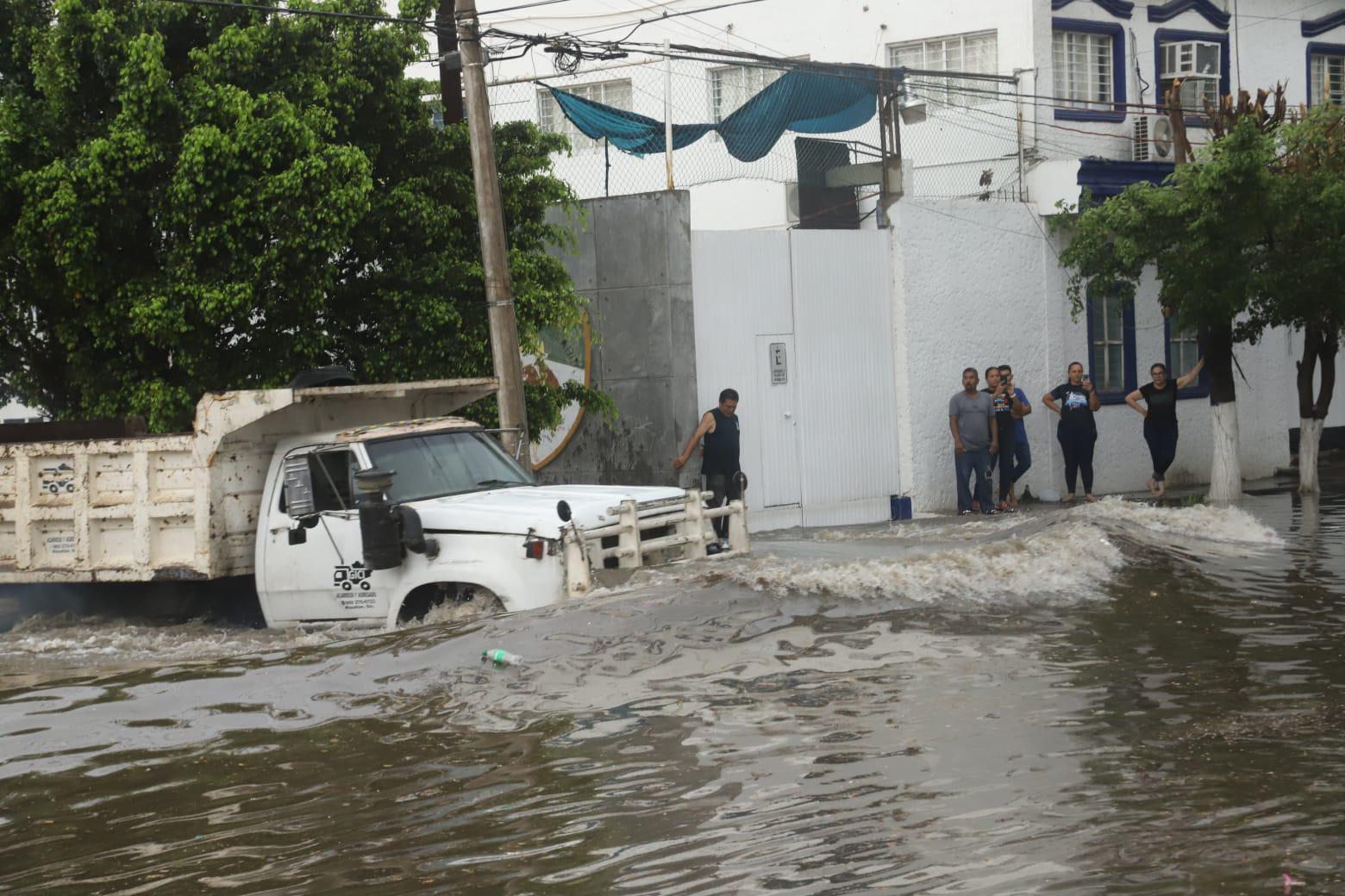 $!Inundación de la Avenida Internacional causa estragos en Colonia Lomas de Juárez, en Mazatlán