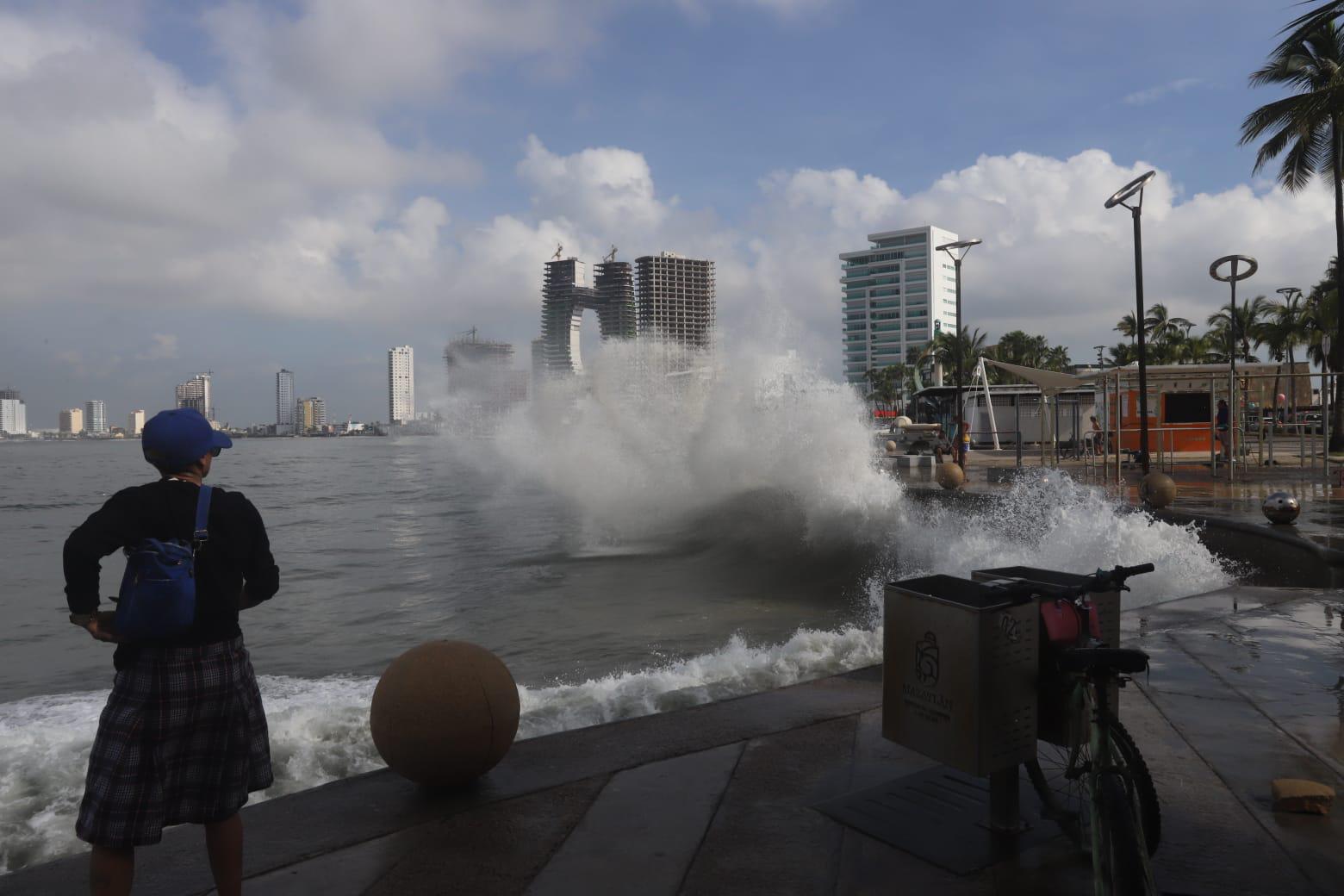 $!Registran playas de Mazatlán fuerte oleaje y obliga a resguardar pangas y mobiliario