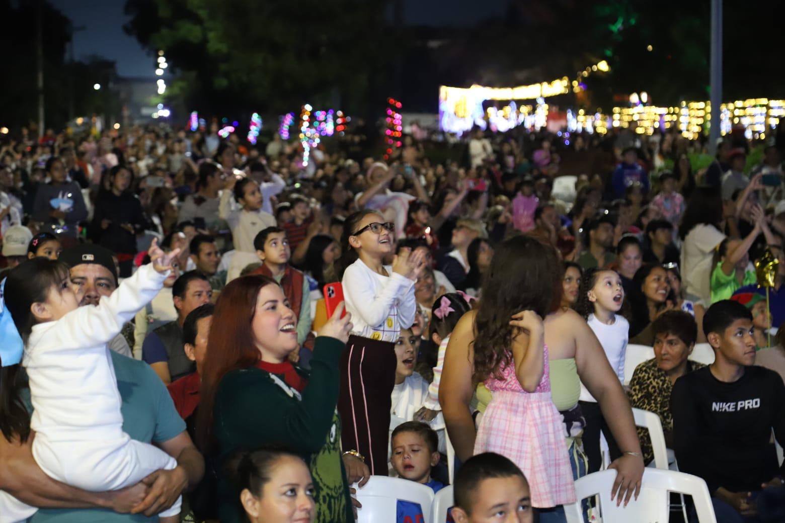 $!Deleita Tatiana a niños y adultos con su concierto navideño en Mazatlán